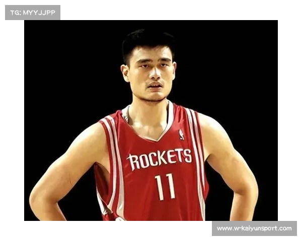 姚明在NBA集锦中被晃倒瞬间 堪称经典一幕再现篮球魅力与不易 姚明在NBA集锦中被晃倒瞬间 堪称经典一幕再现篮球魅力与不易